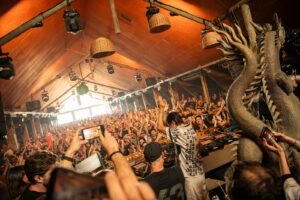 Warung Beach Club Itajaí,encerramento Warung Beach Club,música eletrônica Brasil,Praia Brava Itajaí,The Final Journey Warung,Closing Weekend Warung,clube de música eletrônica,cena eletrônica brasileira,eventos em Itajaí,cultura eletrônica,artistas internacionais música eletrônica,legado do Warung,baladas em Santa Catarina,turismo Itajaí,entretenimento SC,música eletrônica mundial,clubes brasileiros