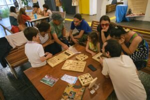 oficinas gratuitas Florianópolis,jogos africanos adaptados,deficiência visual,acessibilidade cultural,Biblioteca Pública Professor Barreiros Filho,Encontros Brincantes,inclusão social,cultura em Florianópolis,Santa Catarina,educação inclusiva,jogos tradicionais africanos,atividades culturais gratuitas,lazer acessível,inclusão nas bibliotecas,Prêmio Elisabete Anderle,Fundação Catarinense de Cultura