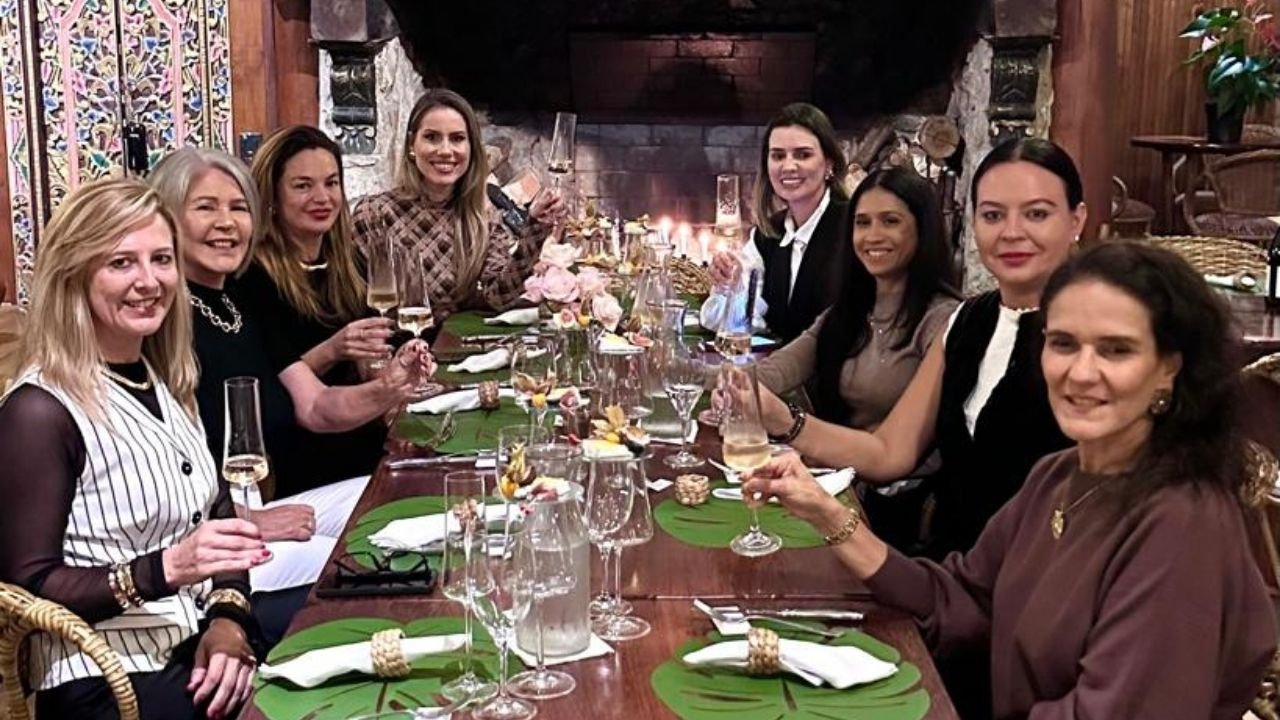 Mulheres Protagonistas,Praia do Rosa,evento feminino Santa Catarina,protagonismo feminino,liderança feminina,desenvolvimento pessoal feminino,networking para mulheres,empreendedorismo feminino,mulheres empresárias,imersão feminina,evento na Praia do Rosa,crescimento pessoal,conexão entre mulheres,inspiração feminina,litoral catarinense,desenvolvimento feminino,Clube Vinho e Mulheres,evento de liderança feminina