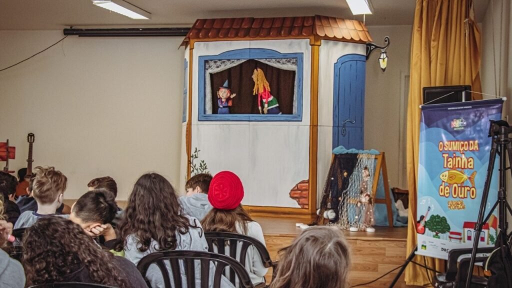 teatro infantil,Balneário Camboriú,cultura nas escolas,democratização do acesso à cultura,O Sumiço da Tainha de Ouro,teatro gratuito,cultura catarinense,Florianópolis,Boi de Mamão,projeto cultural,arte na educação,escolas municipais de Balneário Camboriú,espetáculo infantil,Lei Federal de Incentivo à Cultura,Coletivo Mar Cultural,tradição catarinense,educação cultural,teatro para crianças