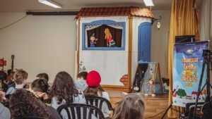 teatro infantil,Balneário Camboriú,cultura nas escolas,democratização do acesso à cultura,O Sumiço da Tainha de Ouro,teatro gratuito,cultura catarinense,Florianópolis,Boi de Mamão,projeto cultural,arte na educação,escolas municipais de Balneário Camboriú,espetáculo infantil,Lei Federal de Incentivo à Cultura,Coletivo Mar Cultural,tradição catarinense,educação cultural,teatro para crianças