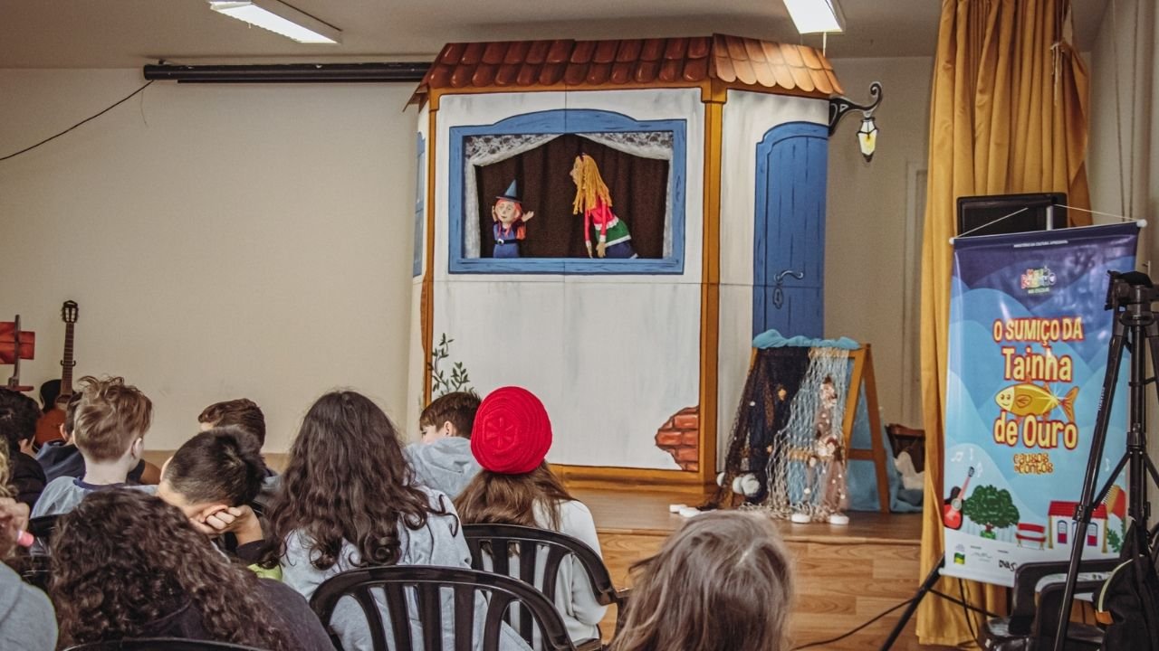 teatro infantil,Balneário Camboriú,cultura nas escolas,democratização do acesso à cultura,O Sumiço da Tainha de Ouro,teatro gratuito,cultura catarinense,Florianópolis,Boi de Mamão,projeto cultural,arte na educação,escolas municipais de Balneário Camboriú,espetáculo infantil,Lei Federal de Incentivo à Cultura,Coletivo Mar Cultural,tradição catarinense,educação cultural,teatro para crianças