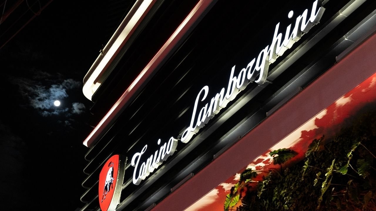 Tonino Lamborghini Residences,Tonino Lamborghini Balneário Camboriú,branded residences Brasil,mercado imobiliário de luxo,Balneário Camboriú imóveis,Santa Catarina mercado imobiliário,primeiro residencial Tonino Lamborghini,Embraed,luxo imobiliário,empreendimento de alto padrão,imóveis de ultra luxo,branded residences em Santa Catarina,investimento imobiliário,design italiano,mercado global de luxo,construção civil de luxo,inovação imobiliária,verticalização em Balneário Camboriú