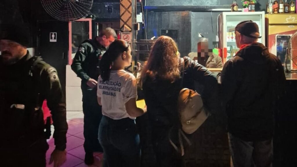 Balneário Camboriú,estabelecimento interditado,disparo de arma de fogo,Decreto Municipal 13.160,cassação de alvará,segurança pública,Guarda Municipal de Balneário Camboriú,fiscalização urbana,Polícia Militar,Bairro dos Municípios,interdição de estabelecimento,combate à criminalidade,ordem pública,Lei Municipal 300 de 1974,Código de Posturas,tráfico de drogas,fiscalização comercial,alvará de funcionamento