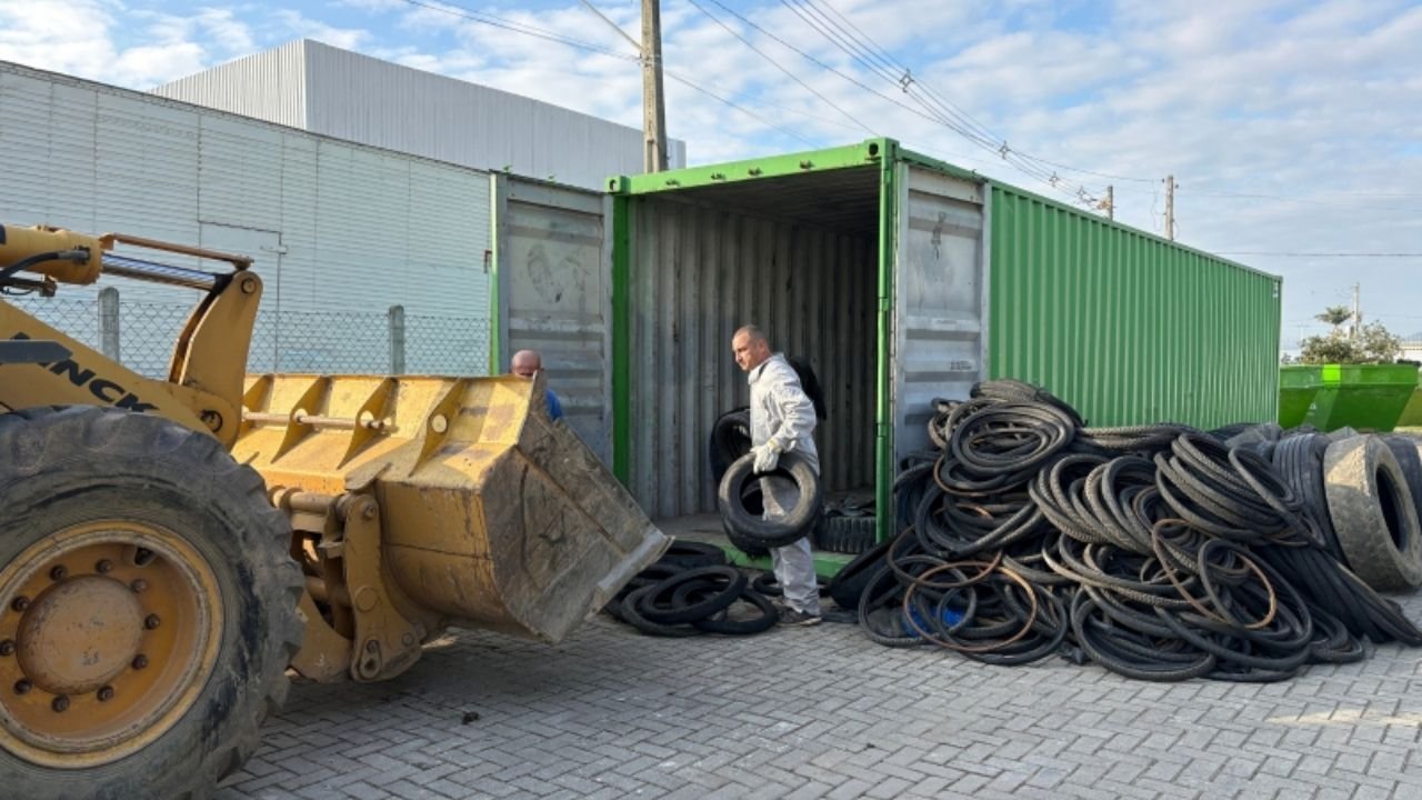 Itajaí,recolhimento de pneus,pneus inservíveis,combate à dengue,Junho Verde,Semana do Meio Ambiente,INIS,Instituto Itajaí Sustentável,PEV São Vicente,descarte de pneus,logística reversa,programa Penso Logo Destino,IMA Santa Catarina,sustentabilidade em Itajaí,coleta de resíduos,Aedes aegypti,preservação ambiental,saúde pública,reciclagem de pneus,descarte ambiental correto