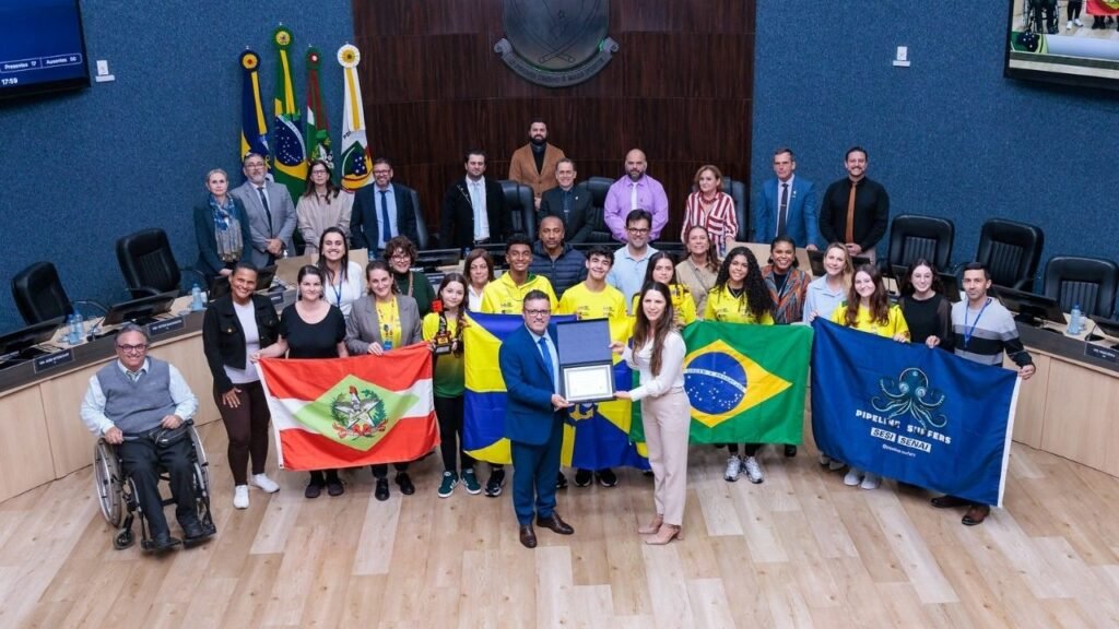 Escola Sesi de Itajaí,Escola Sesi de Referência de Itajaí,Pipeline Surfers,robótica educacional,FIRST LEGO League Challenge,FLL Brasil,campeonato mundial de robótica,Itajaí,Santa Catarina,educação tecnológica,inovação na educação,competição de robótica,Houston Estados Unidos,Top 5 mundial robótica,estudantes de Itajaí,tecnologia educacional,projeto arqueologia,ciência e tecnologia,Câmara de Vereadores de Itajaí