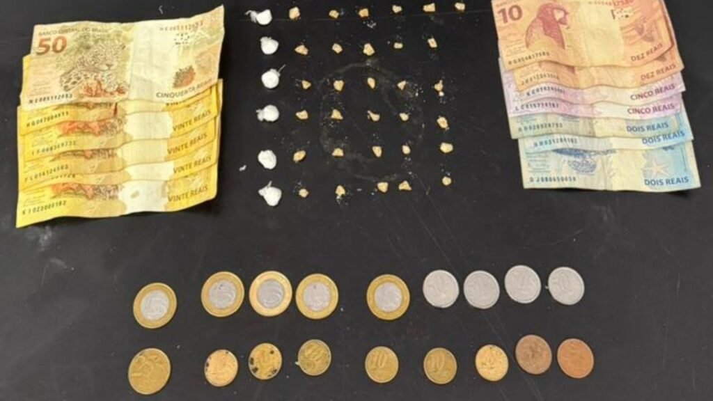 tráfico de drogas em Balneário Camboriú,tráfico de drogas em Camboriú,Polícia Militar de Santa Catarina,12º Batalhão de Polícia Militar,prisão por tráfico de drogas,apreensão de cocaína,combate ao tráfico de drogas,segurança pública em Balneário Camboriú,ocorrência policial em Camboriú,apreensão de entorpecentes,bairro Rio Pequeno,bairro Municípios,bairro Interpraias,operação policial,drogas apreendidas,polícia prende traficantes,tráfico de cocaína,ações da Polícia Militar