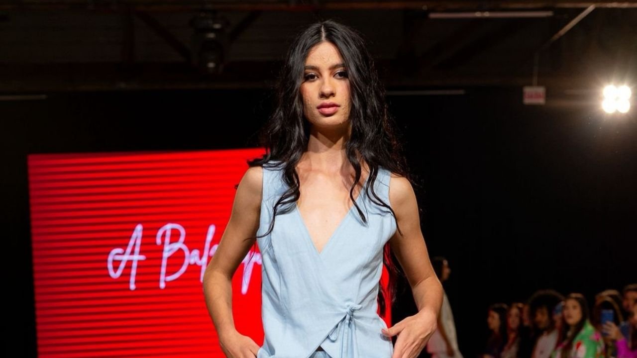 Jenifer Cristina Sampaio,Miss Surda Universe Brasil 2026,Miss Surda Universe,comunidade surda,inclusão social,acessibilidade,representatividade,São José SC,Florianópolis SC,Santa Catarina,concurso internacional para surdas,Letras Libras,Universidade Federal de Santa Catarina,modelo catarinense,concurso de beleza inclusivo,campanha solidária,apoio à comunidade surda,brasileira na Geórgia