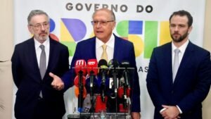Geraldo Alckmin,taxação dos EUA,produtos brasileiros,tarifa de 25%,USTR,comércio Brasil Estados Unidos,Governo Federal,PIX,soberania financeira,Mercosul,relações comerciais Brasil EUA,indústria brasileira,exportações brasileiras,guerra comercial,propriedade intelectual,desmatamento na Amazônia,balança comercial Brasil Estados Unidos,economia brasileira