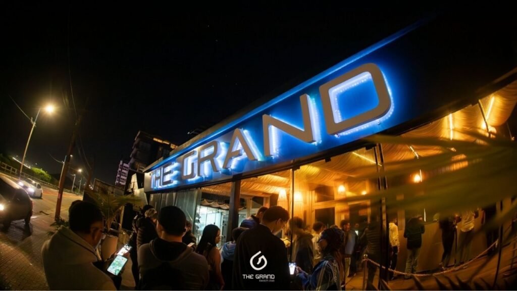 The Grand Beach Club,Praia Brava,Itajaí,feriadão em Itajaí,festas na Praia Brava,vida noturna em Santa Catarina,Bailinho da Grandona,150 BPM,festa anos 2000,Sunday Queens,música eletrônica,funk carioca,eventos em Itajaí,balada na Praia Brava,open bar em Itajaí,entretenimento no litoral catarinense,turismo em Itajaí,programação de festas
