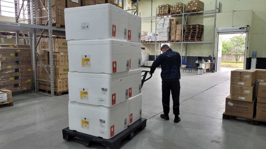 vacina contra gripe,vacina influenza,vacinação em Santa Catarina,doses de influenza SC,campanha de vacinação gripe,Secretaria de Estado da Saúde,SES Santa Catarina,vacinação inverno 2026,casos de influenza SC,mortes por gripe Santa Catarina,imunização contra influenza,saúde pública catarinense,vacinação gratuita,prevenção de doenças respiratórias,gripe em Santa Catarina,vacinação idosos SC,influenza H1N1,influenza H3N2,unidades de saúde Santa Catarina,remessa de vacinas SC