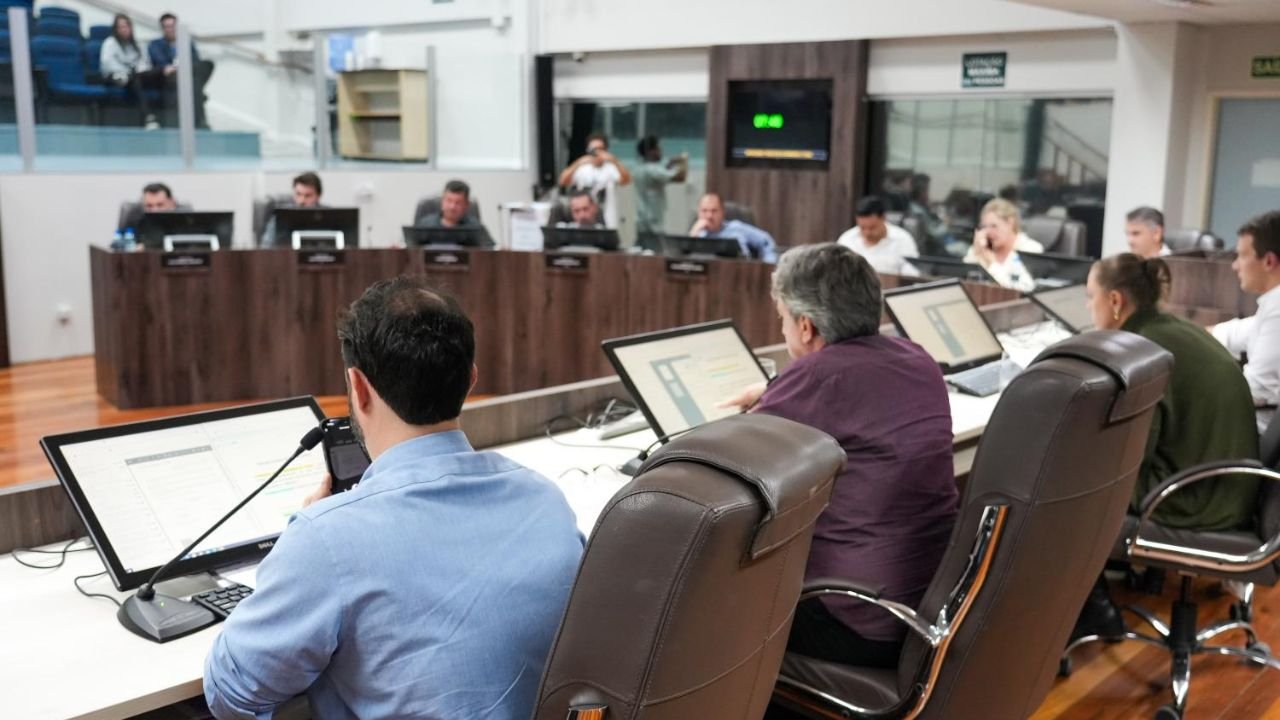 Câmara de Balneário Camboriú,sessão da Câmara,projetos aprovados,denominação de ruas,Bairro das Nações,Alessandro Teco,Projeto de Lei Ordinária 77/2026,Projeto de Lei Ordinária 104/2026,crédito adicional suplementar,orçamento municipal,Secretaria de Educação,Balneário Camboriú,Poder Executivo,legislativo municipal,recursos públicos,investimento público,gestão municipal,votação na Câmara,infraestrutura urbana,política local