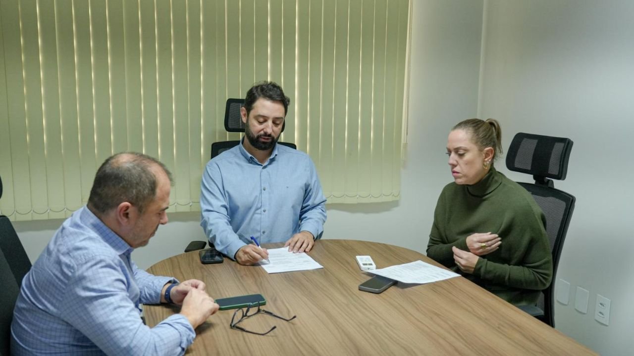 Câmara de Balneário Camboriú,CECSAS,Comissão de Segurança Pública,projetos de lei Balneário Camboriú,Festa de Iemanjá,patrimônio cultural imaterial,Empresa Amiga da Saúde Pública de BC,saúde pública,Policlínica Municipal Dona Glorinha,Bairro dos Municípios,prevenção de bebidas adulteradas,fiscalização de bebidas alcoólicas,Poder Executivo,Eduardo Zanatta,Ricardinho da Saúde,Samir Dawud,Asinil Medeiros,segurança pública,legislativo municipal,tramitação de projetos