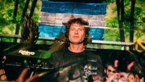 Hernan Cattaneo,Warung Beach Club,despedida do Warung,Praia Brava,Itajaí,música eletrônica,progressive house,Closing Weekend Warung,Hernan Cattaneo em Itajaí,Warung Praia Brava,cena eletrônica brasileira,DJ argentino,eventos em Santa Catarina,Warung encerra atividades,despedida histórica Warung,clube de música eletrônica,Ezequiel Arias,Edu Schwartz,Danee,Fran Bortolossi