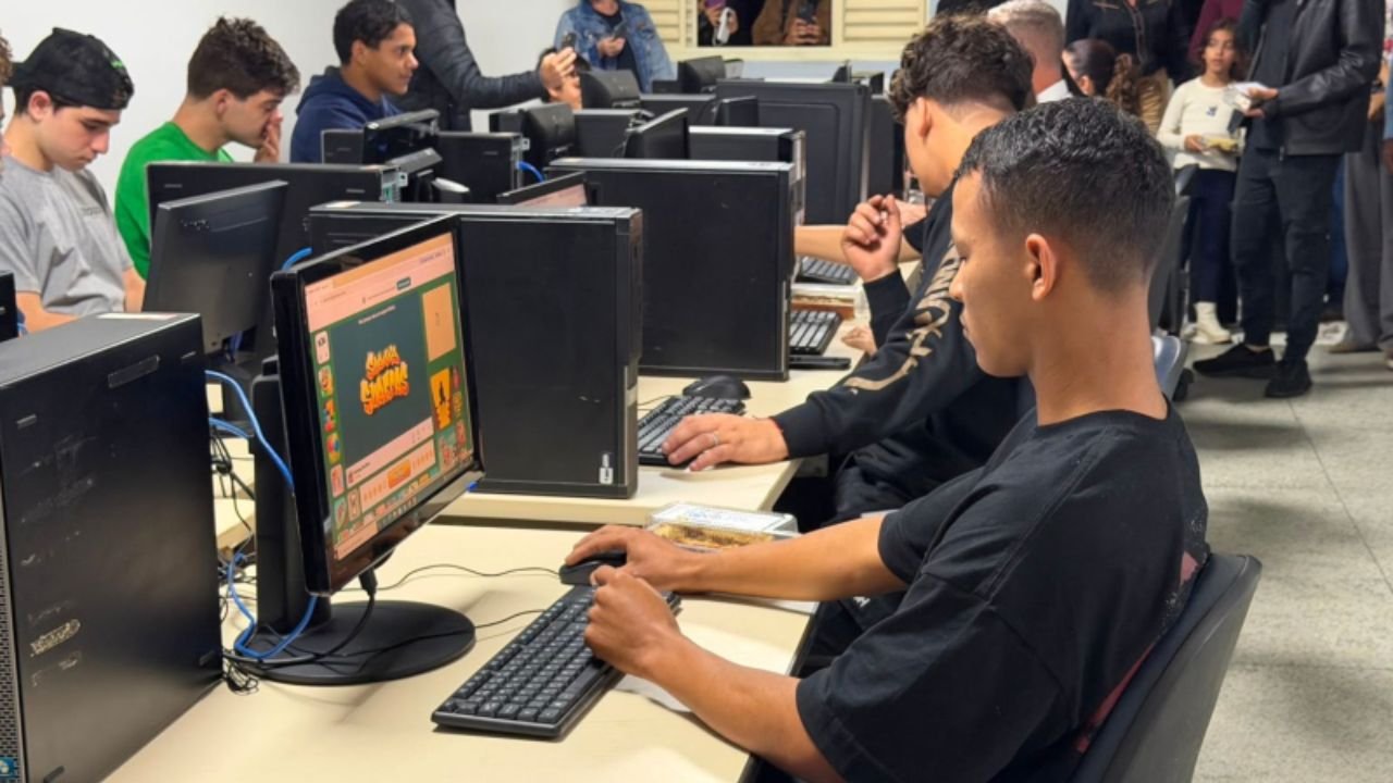 Qualifica+ Comunidade,Qualifica+ Itajaí Comunidades,cursos gratuitos em Itajaí,qualificação profissional em Itajaí,tecnologia em Itajaí,informática gratuita,cursos de informática,inclusão digital,mercado de trabalho em Itajaí,desenvolvimento profissional,cursos de inglês gratuitos,cursos de oratória,capacitação profissional,Limoeiro Itajaí,Secretaria de Desenvolvimento Econômico,oportunidades para jovens,formação técnica,educação profissional em Santa Catarina