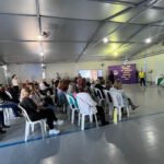 Matinê 60+ reúne idosos em Balneário Camboriú e celebra dois anos do grupo de Teatro 60+