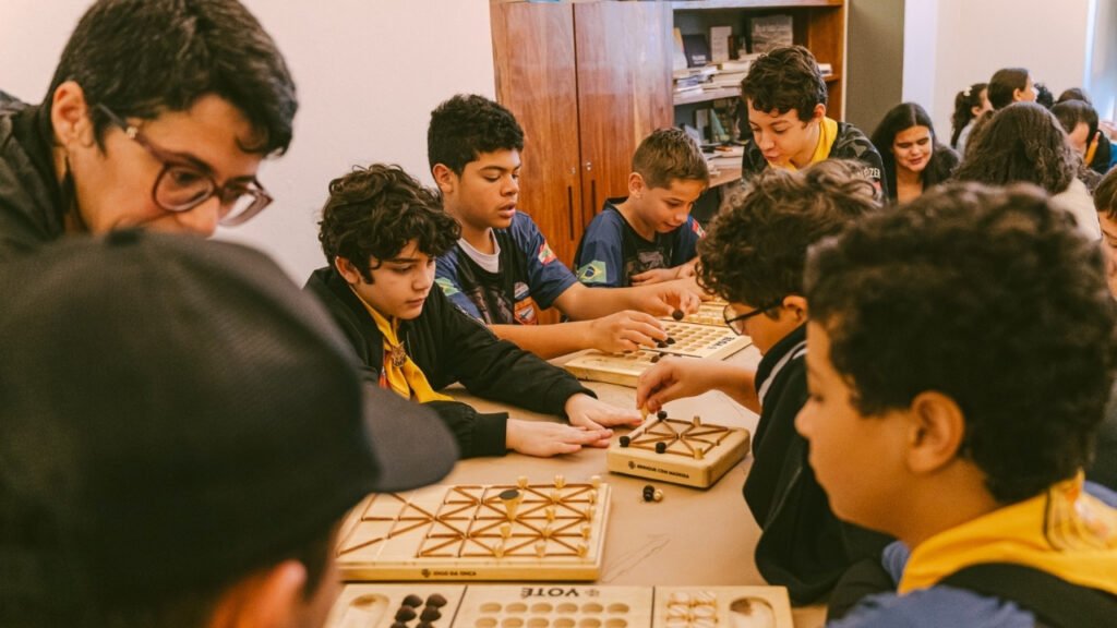 oficinas gratuitas Florianópolis,jogos africanos adaptados,deficiência visual,acessibilidade cultural,Biblioteca Pública Professor Barreiros Filho,Encontros Brincantes,inclusão social,cultura em Florianópolis,Santa Catarina,educação inclusiva,jogos tradicionais africanos,atividades culturais gratuitas,lazer acessível,inclusão nas bibliotecas,Prêmio Elisabete Anderle,Fundação Catarinense de Cultura