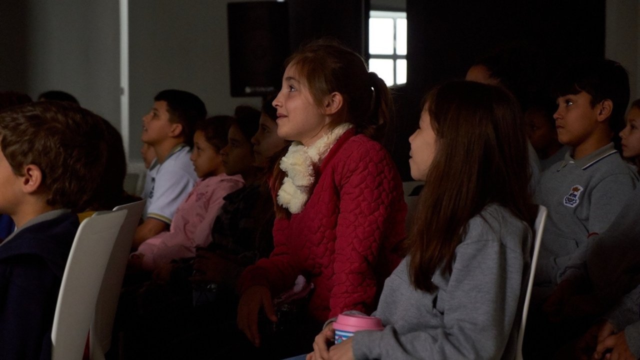 cinema na escola Itajaí,Cidade cultura e infâncias,projeto cultural Itajaí,sessões de cinema gratuitas,educação e cultura,cinema brasileiro infantil,mediação cultural,acessibilidade cultural,Libras,audiodescrição,Rede Municipal de Ensino Itajaí,Ativa Rede Educação e Cultura,formação de público,cultura nas escolas,estudantes Itajaí,eventos culturais Santa Catarina