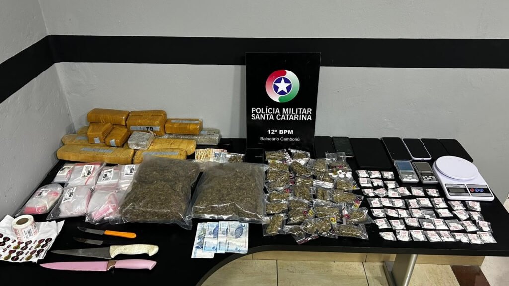 Polícia Militar Camboriú,apreensão de drogas Camboriú,tráfico de drogas em Camboriú,12º BPM,Polícia Militar de Santa Catarina,operação policial,combate ao tráfico,segurança pública Santa Catarina,drogas apreendidas,ponto de tráfico desarticulado,maconha apreendida,skunk,cocaína,prisão em flagrante,ocorrência policial Camboriú,combate ao crime