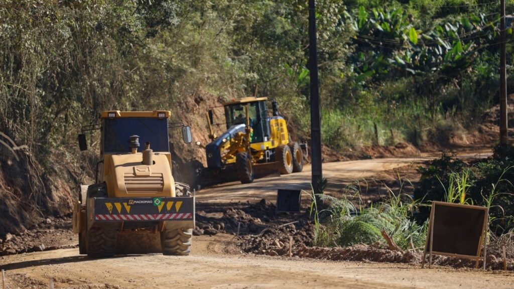 Estrada Boa Rural,programa Estrada Boa Rural Santa Catarina,pavimentação de estradas rurais SC,infraestrutura rodoviária interior SC,Secretaria de Infraestrutura e Mobilidade SC,SIE Santa Catarina,investimentos em rodovias rurais,obras em Santa Catarina 2026,desenvolvimento rural SC,logística agrícola Santa Catarina,estradas municipais pavimentação,convênios governo SC prefeituras,melhoria de estradas rurais,transporte rural Santa Catarina,obras rodoviárias interior SC,Jorginho Mello infraestrutura,investimentos em infraestrutura SC,projetos de pavimentação SC,malha viária rural Santa Catarina,escoamento produção agrícola SC