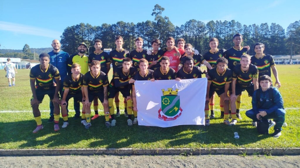 futebol masculino de Brusque,Brusque Joguinhos Abertos de Santa Catarina,título regional futebol SC,Joguinhos Abertos SC 2026,esporte em Brusque,futebol de base Santa Catarina,competição esportiva regional Leste-Norte,Porto União jogos escolares,resultados futebol Camboriú Gaspar Timbó Indaial,basquetebol masculino Brusque,handebol masculino Brusque,Fundação Municipal de Esportes Brusque,Prefeitura de Brusque esporte,futebol invicto Brusque,fase estadual Joguinhos Abertos SC,desempenho esportivo Brusque,esporte escolar Santa Catarina