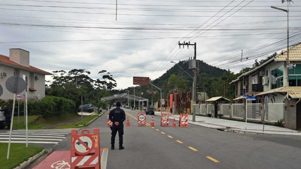 Rodovia Interpraias interditada,interdição em Balneário Camboriú,trânsito Balneário Camboriú,Festa da Tainha BC,obras e eventos BC,BC Trânsito,mobilidade urbana Santa Catarina,bairro Estaleiro BC,alteração de trânsito,bloqueio Rodovia Interpraias,programação Festa da Tainha,eventos em Balneário Camboriú,acesso Estaleiro,sinalização de trânsito,Prefeitura de Balneário Camboriú,tráfego Interpraias,turismo BC,infraestrutura urbana,circulação de veículos,trânsito SC