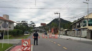 Rodovia Interpraias interditada,interdição em Balneário Camboriú,trânsito Balneário Camboriú,Festa da Tainha BC,obras e eventos BC,BC Trânsito,mobilidade urbana Santa Catarina,bairro Estaleiro BC,alteração de trânsito,bloqueio Rodovia Interpraias,programação Festa da Tainha,eventos em Balneário Camboriú,acesso Estaleiro,sinalização de trânsito,Prefeitura de Balneário Camboriú,tráfego Interpraias,turismo BC,infraestrutura urbana,circulação de veículos,trânsito SC