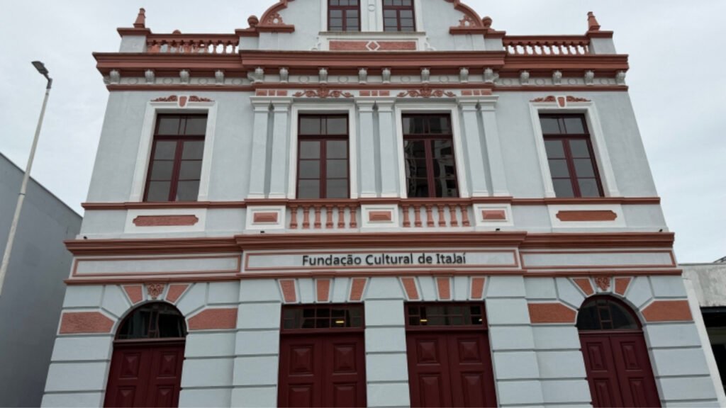 Casa Burghardt restaurada,patrimônio histórico Itajaí,Museu de Arte de Itajaí MARTI,cultura em Itajaí,restauração de patrimônio SC,arquitetura eclética catarinense,Fundação Cultural de Itajaí,Galeria Municipal de Arte Dinyz Domingos,eventos culturais Itajaí,arte em Santa Catarina,preservação histórica,memória cultural,patrimônio arquitetônico,turismo cultural SC,Centro de Itajaí,espaços culturais,investimento cultural,exposições de arte,história de Itajaí,desenvolvimento cultural