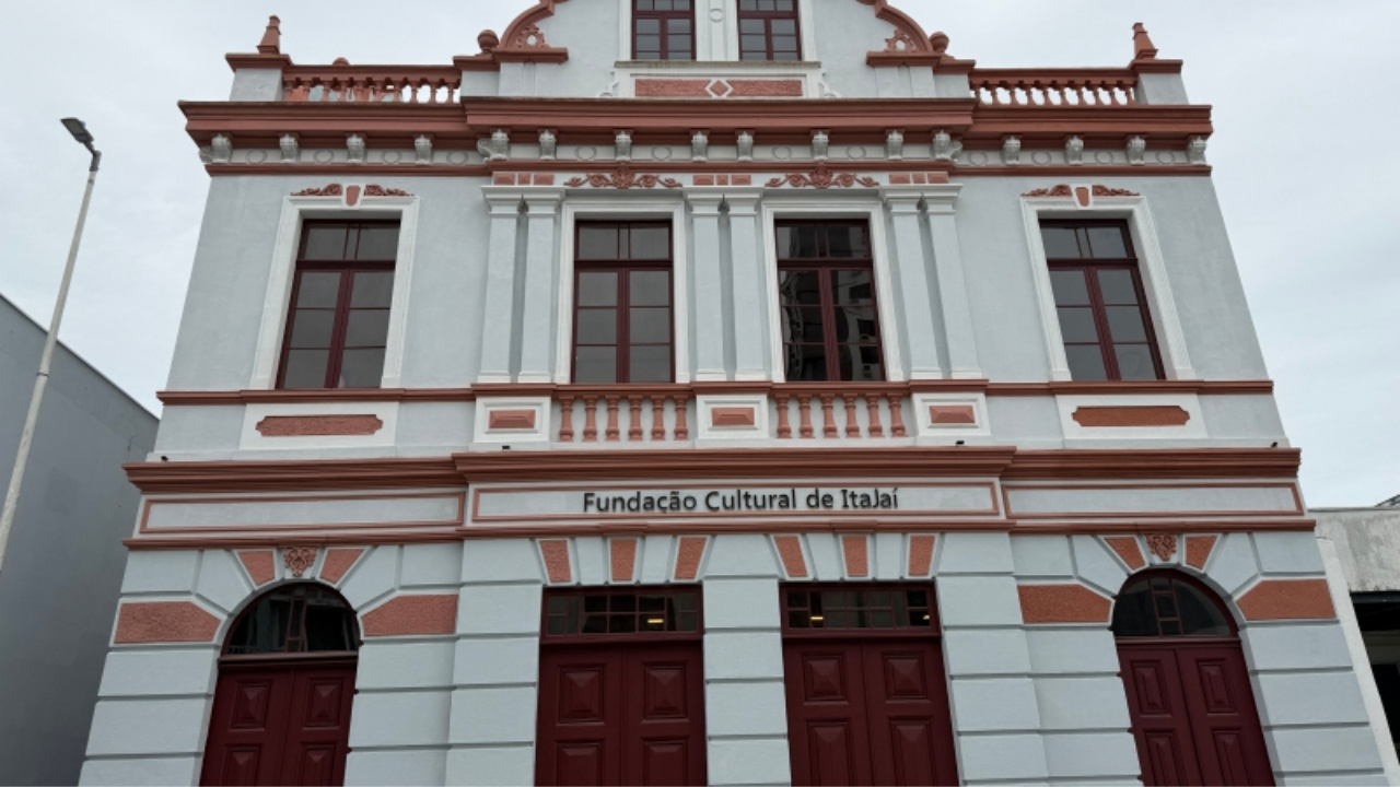 Casa Burghardt restaurada,patrimônio histórico Itajaí,Museu de Arte de Itajaí MARTI,cultura em Itajaí,restauração de patrimônio SC,arquitetura eclética catarinense,Fundação Cultural de Itajaí,Galeria Municipal de Arte Dinyz Domingos,eventos culturais Itajaí,arte em Santa Catarina,preservação histórica,memória cultural,patrimônio arquitetônico,turismo cultural SC,Centro de Itajaí,espaços culturais,investimento cultural,exposições de arte,história de Itajaí,desenvolvimento cultural