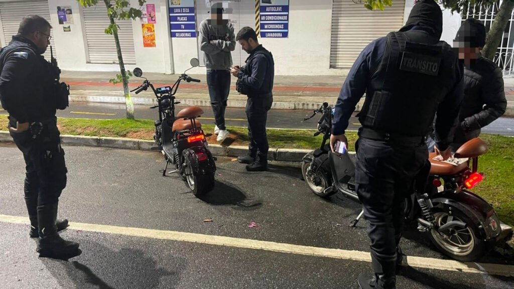 BC Trânsito Balneário Camboriú,fiscalização de trânsito BC,ciclomotor irregular,remoção de veículos Balneário Camboriú,Avenida do Estado Dalmo Vieira,segurança viária SC,autuações de trânsito,veículos sem placa,licenciamento vencido ciclomotor,fiscalização noturna trânsito,agentes de trânsito BC,mobilidade urbana Balneário Camboriú,irregularidades de trânsito SC,operação de trânsito BC,segurança no trânsito,infrações de trânsito ciclomotor,pátio conveniado BC,denúncias trânsito 153,controle de tráfego urbano
