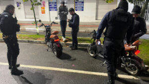 BC Trânsito Balneário Camboriú,fiscalização de trânsito BC,ciclomotor irregular,remoção de veículos Balneário Camboriú,Avenida do Estado Dalmo Vieira,segurança viária SC,autuações de trânsito,veículos sem placa,licenciamento vencido ciclomotor,fiscalização noturna trânsito,agentes de trânsito BC,mobilidade urbana Balneário Camboriú,irregularidades de trânsito SC,operação de trânsito BC,segurança no trânsito,infrações de trânsito ciclomotor,pátio conveniado BC,denúncias trânsito 153,controle de tráfego urbano