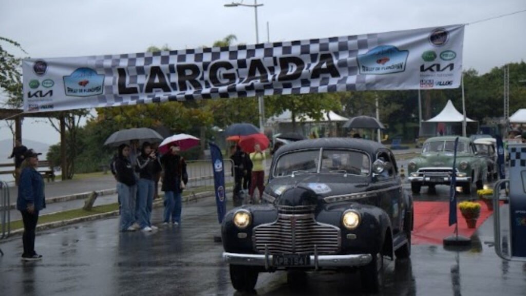V Rally de Flonópsh,Rally de Flonópsh Florianópolis,antigomobilismo em Florianópolis,carros antigos Santa Catarina,veículos históricos brasileiros,rally de regularidade,Campeonato Brasileiro de Rally,Veteran Car Club de Florianópolis,encontro de carros antigos,cultura automotiva,colecionadores de veículos antigos,Beira-Mar Norte Florianópolis,eventos automotivos SC,carros clássicos,história automobilística,Federação Brasileira de Veículos Antigos,turismo em Florianópolis,paixão por carros antigos,competição de regularidade,memória automotiva brasileira