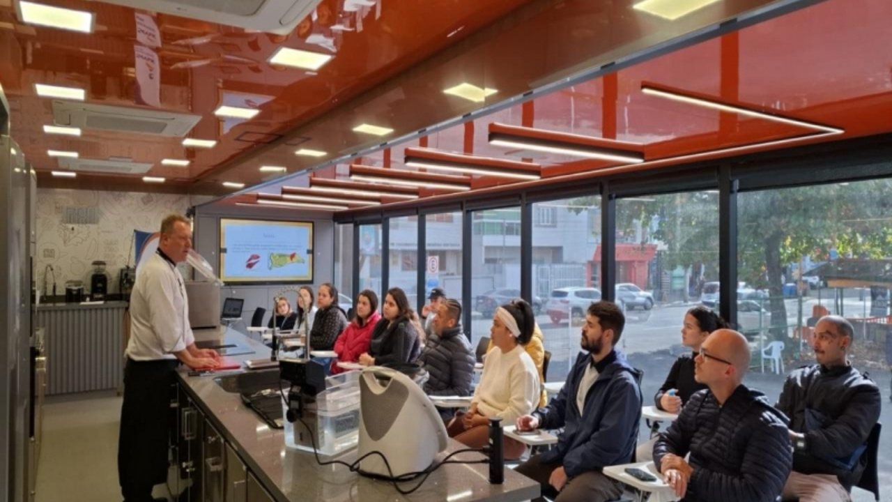 cursos gratuitos Itajaí,qualificação profissional Itajaí,cursos de gastronomia Itajaí,Carreta de Qualificação Profissional,Programa Qualifica+ Itajaí,SENAC Itajaí,capacitação profissional,formação profissional,cursos rápidos gastronomia,preparo de pizzas,massas frescas,empreendedorismo,geração de renda,mercado de trabalho Itajaí,educação profissional Santa Catarina,oportunidades de emprego,desenvolvimento profissional