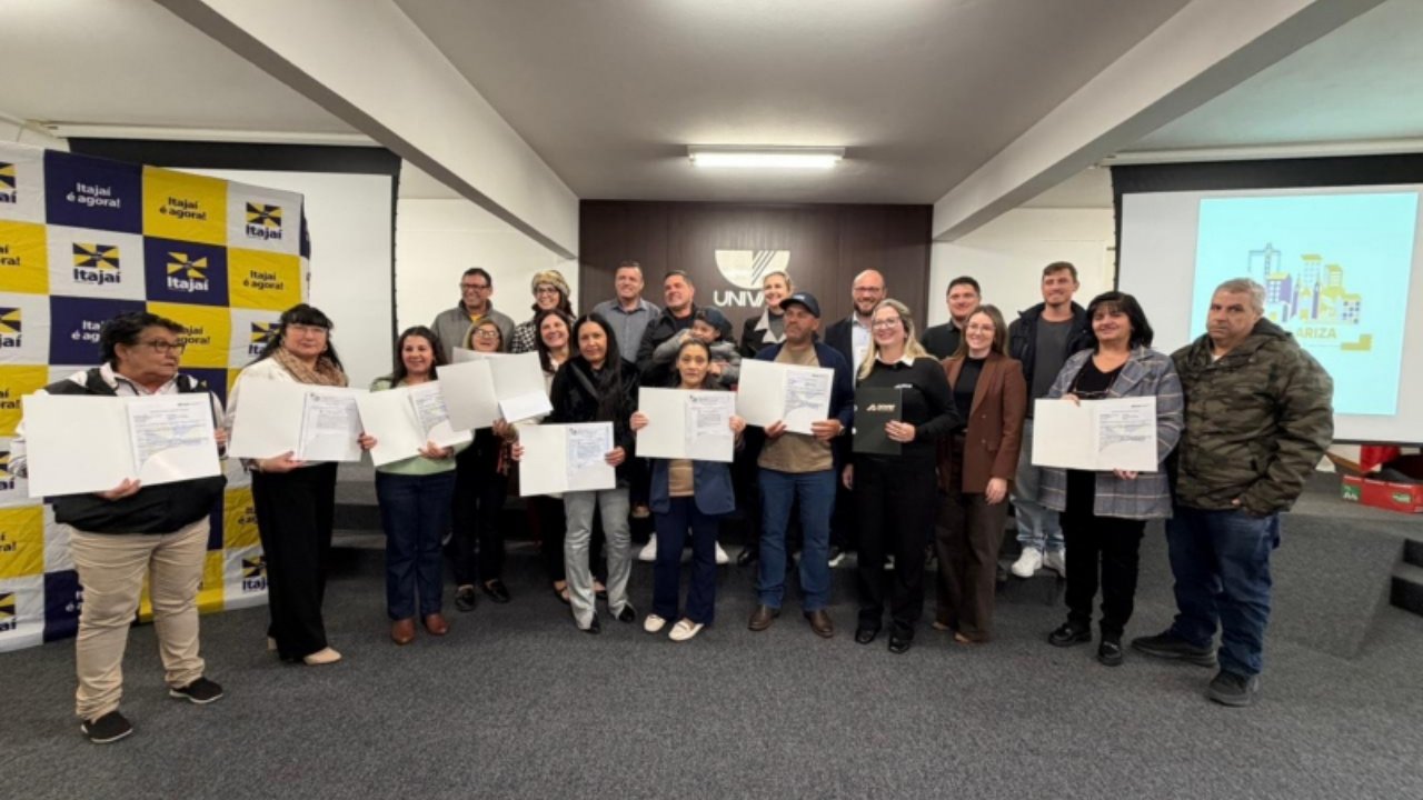 regularização fundiária Itajaí,Reurb Nova Divinéia,títulos de propriedade Itajaí,entrega de matrículas imóveis SC,regularização de imóveis Praia Brava,Nova Divinéia Itajaí,Univali seminário Reurb,política habitacional Itajaí,direito à moradia SC,Secretaria de Desenvolvimento Urbano Itajaí,cartório registro de imóveis SC,segurança jurídica propriedade,programa Lar Legal Itajaí,habitação Santa Catarina,imóveis regularizados Itajaí,prefeitura de Itajaí habitação,regularização de terrenos SC,posse de imóvel Itajaí,direitos de propriedade Brasil,urbanização e regularização fundiária