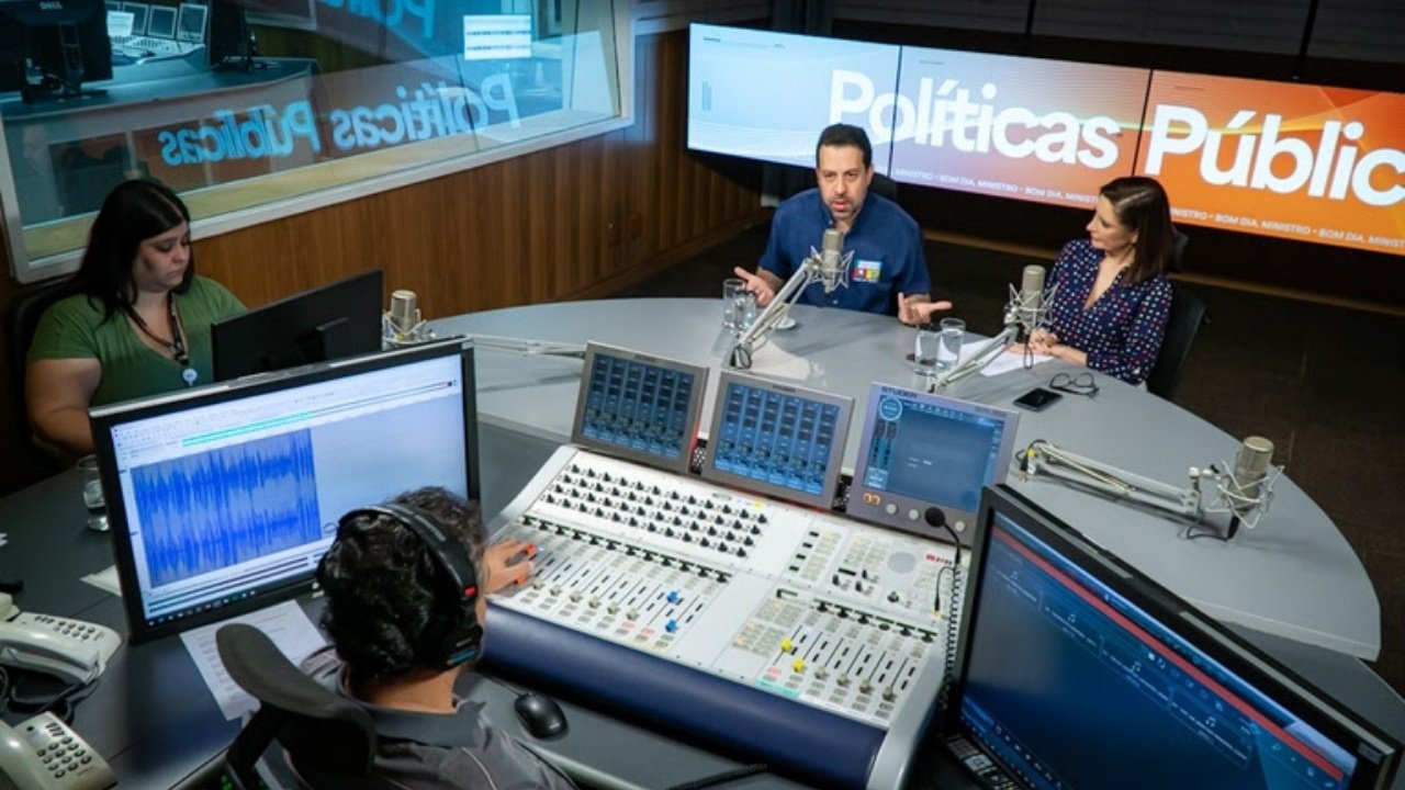 fim da escala 6x1,escala 6x1 trabalhadores,jornada de trabalho Brasil,redução da jornada semanal,direitos trabalhistas,Guilherme Boulos entrevista,Secretaria-Geral da Presidência,Governo Federal Brasil,projeto de lei jornada de trabalho,descanso remunerado trabalhadores,Congresso Nacional jornada de trabalho,Governo do Brasil na Rua,políticas públicas Brasil,serviços públicos gratuitos,mercado de trabalho brasileiro,reforma trabalhista,qualidade de vida no trabalho,trabalhadores brasileiros