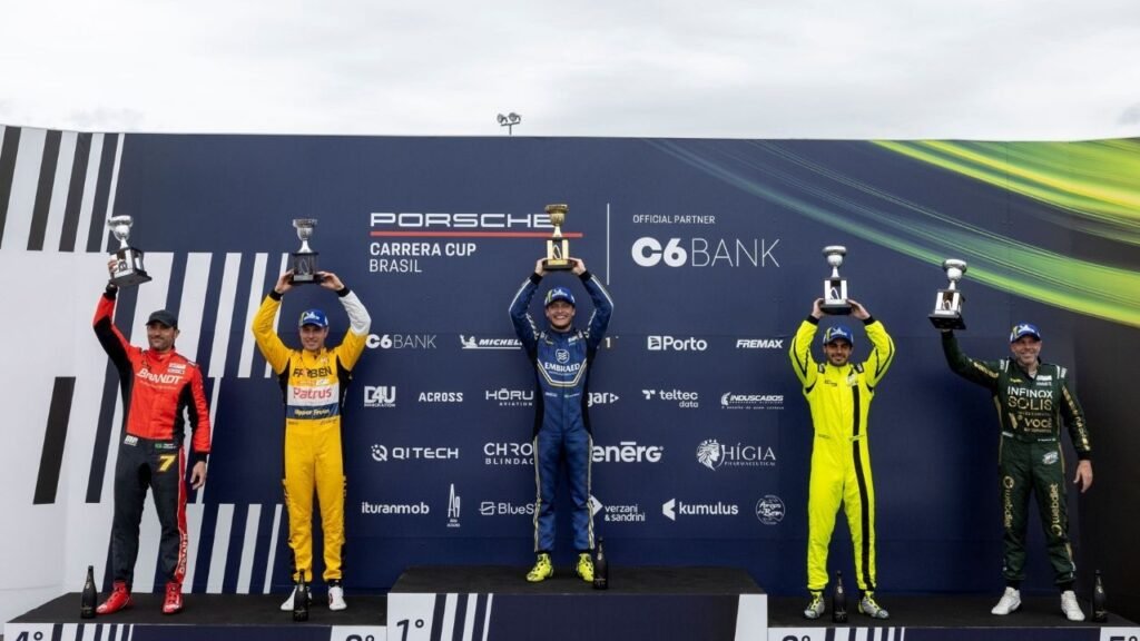 Jeff Giassi Le Mans,piloto catarinense,Porsche Cup Brasil 2026,vitória em Le Mans,Balneário Camboriú automobilismo,Porsche Carrera Cup Brasil,corrida de carros,automobilismo brasileiro,Circuito de Le Mans,24 Horas de Le Mans,piloto de Santa Catarina,campeonato Porsche Cup,esporte em Balneário Camboriú,Jeff Giassi campeão,temporada automobilística 2026,automobilismo virtual,piloto brasileiro,Criciúma