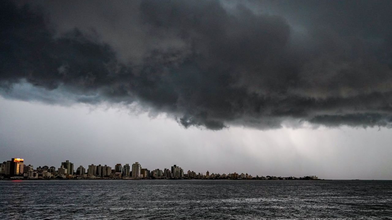 frente fria em Santa Catarina,temporais em Santa Catarina,previsão do tempo Santa Catarina,chuva intensa em Santa Catarina,Defesa Civil SC,temporais isolados,granizo em Santa Catarina,rajadas de vento,clima em Santa Catarina,previsão meteorológica,frio em Santa Catarina,chuva no Oeste catarinense,Planalto Sul,instabilidades climáticas,tempo firme no fim de semana,alerta meteorológico,frente fria no Sul do Brasil,previsão para Santa Catarina,clima outono Santa Catarina,chuva e vento forte