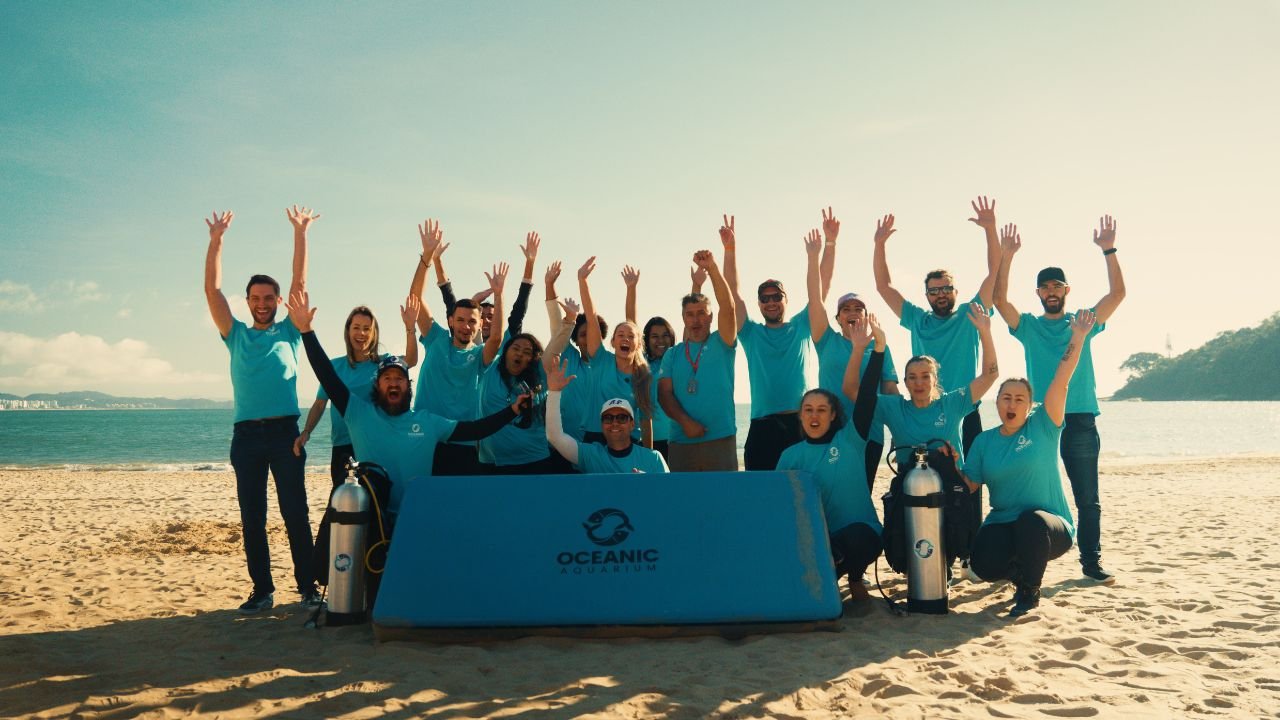 Grupo Oceanic,Praia de Laranjeiras,Balneário Camboriú,limpeza de praia,preservação ambiental,resíduos na praia,poluição marinha,Oceanic Aquarium,educação ambiental,proteção dos oceanos,sustentabilidade em Santa Catarina,mutirão de limpeza,conservação ambiental,lixo nos oceanos,Dia Mundial dos Oceanos,Dia Mundial do Meio Ambiente,turismo sustentável,ecossistemas marinhos,Gotas Fazem um Oceano,ação ambiental em Balneário Camboriú