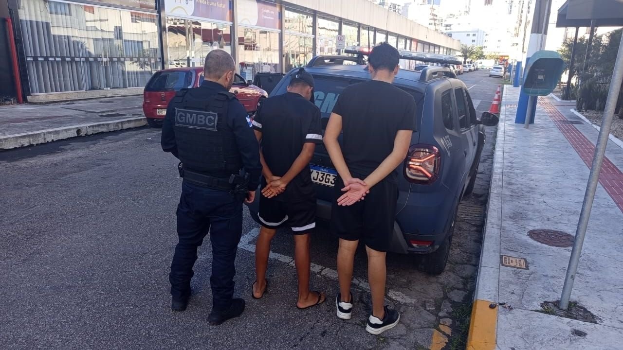 furto em Balneário Camboriú,Guarda Municipal de Balneário Camboriú,menores apreendidos,apreensão por furto,segurança pública em Balneário Camboriú,ocorrência policial em Balneário Camboriú,furto de bebidas,supermercado em Balneário Camboriú,Central de Operações 153,Central de Plantão Policial,ação da Guarda Municipal,policiamento municipal,crime em Santa Catarina,adolescentes apreendidos,registro policial