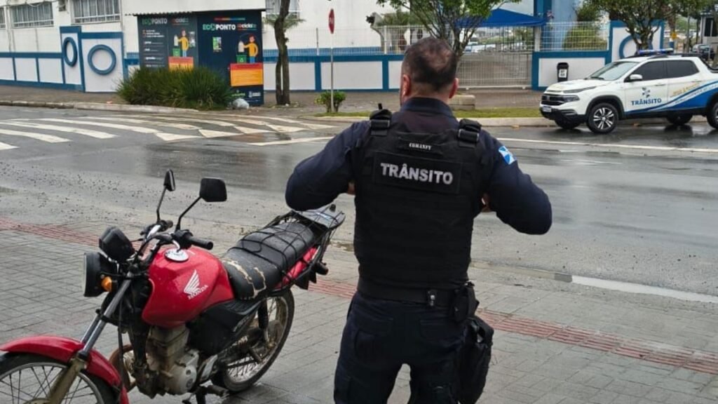 Agentes de Trânsito de Balneário Camboriú,motocicleta removida em Balneário Camboriú,fiscalização de trânsito,segurança viária em Balneário Camboriú,infrações de trânsito,motocicleta irregular,travessia escolar,Avenida José Alves Cabral,risco de atropelamento,condutor infrator,licenciamento atrasado,remoção de veículo,trânsito em Santa Catarina,operação de trânsito,fiscalização municipal