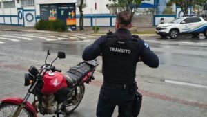 Agentes de Trânsito de Balneário Camboriú,motocicleta removida em Balneário Camboriú,fiscalização de trânsito,segurança viária em Balneário Camboriú,infrações de trânsito,motocicleta irregular,travessia escolar,Avenida José Alves Cabral,risco de atropelamento,condutor infrator,licenciamento atrasado,remoção de veículo,trânsito em Santa Catarina,operação de trânsito,fiscalização municipal