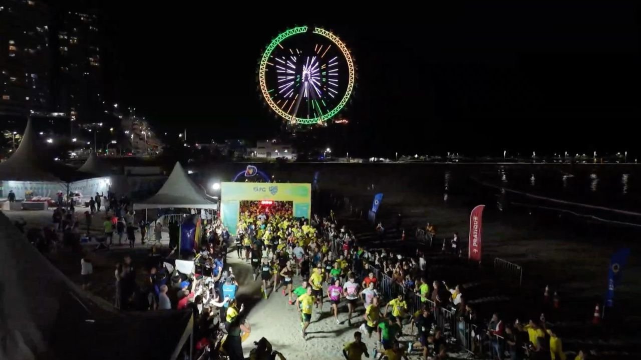 Love Run BC,corrida em Balneário Camboriú,Roda FG,corrida de rua em Santa Catarina,evento esportivo em Balneário Camboriú,recorde feminino Love Run BC,pedido de casamento em corrida,atletas em Balneário Camboriú,turismo esportivo,corrida noturna,qualidade de vida,esporte e lazer,DTO Sports,corrida de 5km,caminhada de 3km,eventos em Santa Catarina,superação no esporte,corrida na praia,Copa do Mundo e esporte,corrida para casais