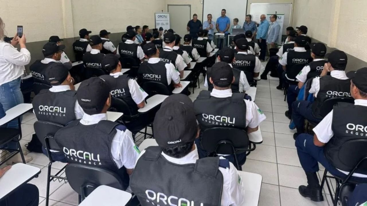 Blumenau,contrato de segurança Blumenau,escolas de Blumenau,creches de Blumenau,Operação Sentinela,Gaeco,investigação de corrupção,Orcali,Prefeitura de Blumenau,segurança escolar,vigilância armada em escolas,Ministério Público de Santa Catarina,contrato emergencial,controle de acesso escolar,reconhecimento facial em escolas,educação em Blumenau,gestão pública,licitação pública,Santa Catarina,segurança nas escolas