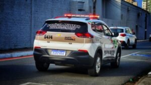 homem morto em Blumenau,homicídio em Blumenau,Vorstadt Blumenau,crime em Blumenau,Polícia Civil de Santa Catarina,Polícia Militar de Santa Catarina,assassinato em Blumenau,disparos de arma de fogo,investigação de homicídio,segurança pública em Blumenau,suspeitos detidos,ocorrência policial,crime no bairro Vorstadt,Polícia Científica,prisão em flagrante,violência em Blumenau,câmeras de segurança,diligências policiais,homicídio em Santa Catarina,notícias de Blumenau