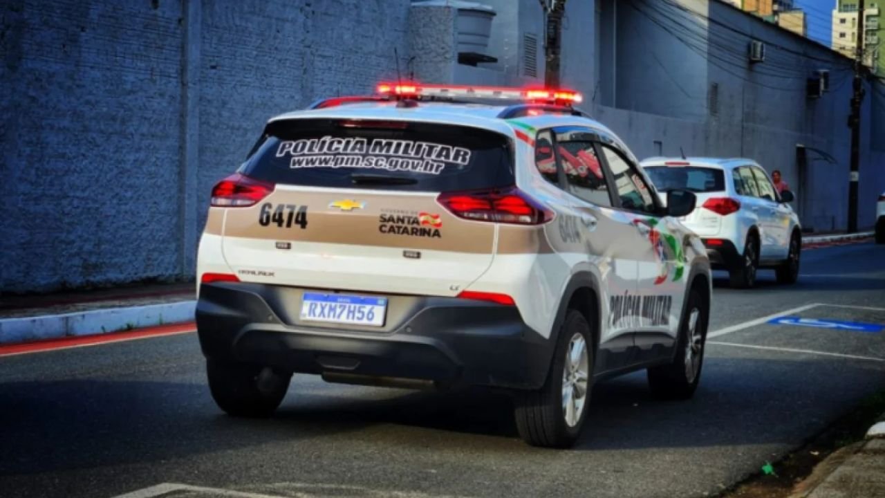 homem morto em Blumenau,homicídio em Blumenau,Vorstadt Blumenau,crime em Blumenau,Polícia Civil de Santa Catarina,Polícia Militar de Santa Catarina,assassinato em Blumenau,disparos de arma de fogo,investigação de homicídio,segurança pública em Blumenau,suspeitos detidos,ocorrência policial,crime no bairro Vorstadt,Polícia Científica,prisão em flagrante,violência em Blumenau,câmeras de segurança,diligências policiais,homicídio em Santa Catarina,notícias de Blumenau