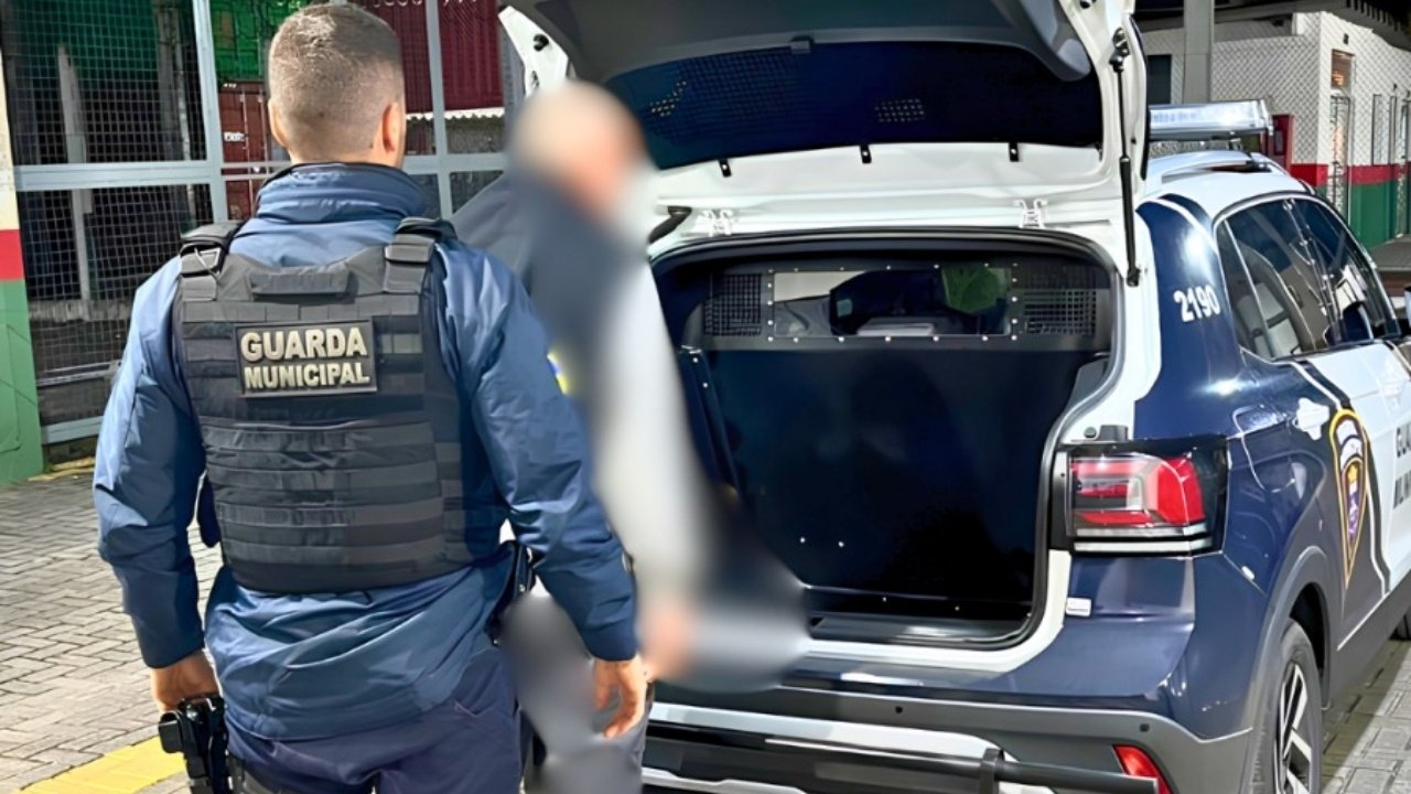 mandado de prisão em Itajaí,Guarda Municipal de Itajaí,prisão por estelionato,associação criminosa,segurança pública em Itajaí,rodoviária de Itajaí,ocorrência policial Itajaí,fiscalização municipal,prisão preventiva,cumprimento de mandado judicial,ação da Guarda Municipal,sistema de segurança pública,combate ao crime,Complexo Penitenciário da Canhanduba,policiamento em Itajaí