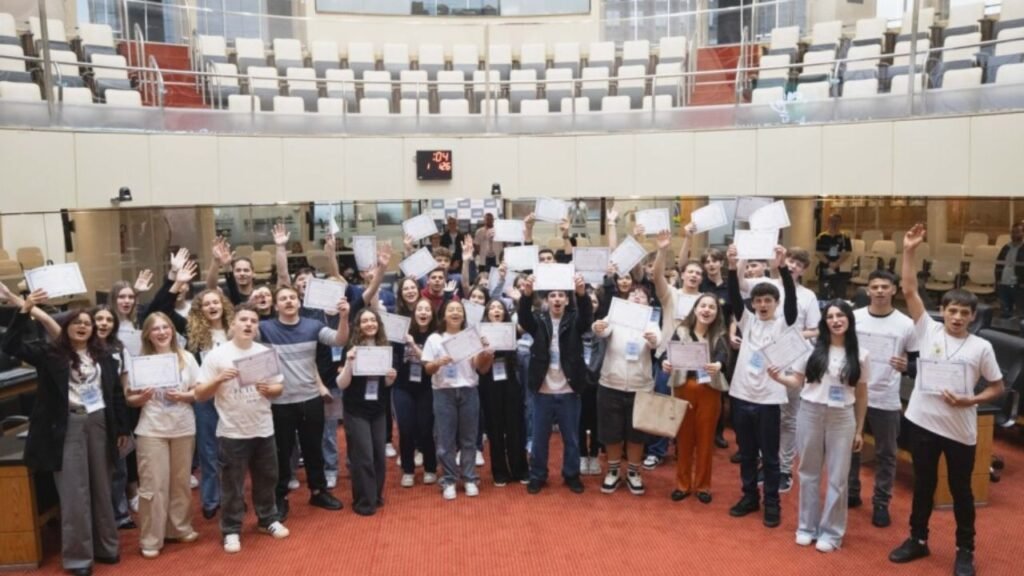 Parlamento Jovem,Parlamento Jovem Alesc,Assembleia Legislativa de Santa Catarina,Alesc,Escola do Legislativo,estudantes de Santa Catarina,cidadania,democracia,educação política,jovens deputados,Mesa Diretora Parlamento Jovem,Laís Leite Hadlich,programa educacional,participação política dos jovens,processo legislativo,Parlamento catarinense,juventude e política,escolas de Santa Catarina,formação cidadã,Poder Legislativo