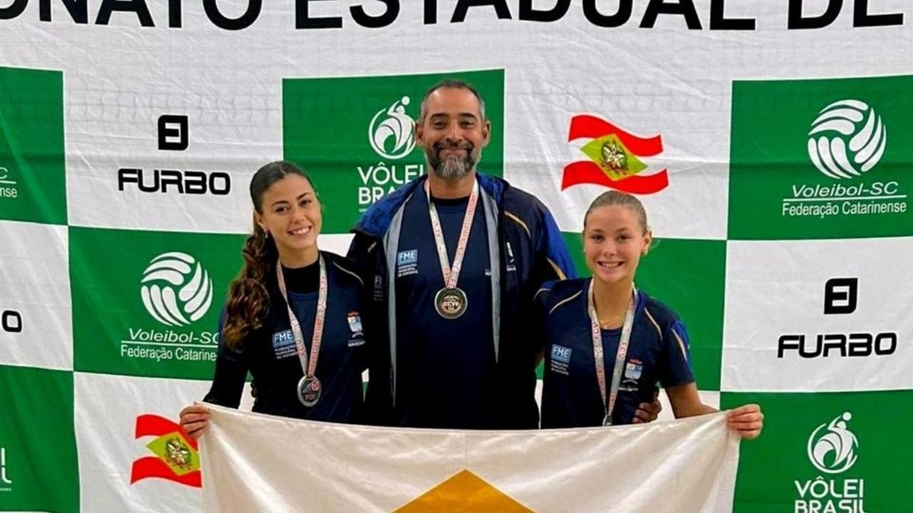 Kemily e Kauany,Kemily e Kauany Benedito,vôlei de praia feminino,vôlei de praia Sub-21,Campeonato Catarinense de Vôlei de Praia Sub-21,vice-campeonato catarinense,Time Navega,Navegantes vôlei de praia,esporte em Navegantes,Santa Catarina vôlei de praia,ranking estadual de vôlei,Federação Catarinense de Voleibol,FCV,circuito catarinense de vôlei de praia,atletas catarinenses,dupla feminina de vôlei de praia,campeonato estadual de vôlei,pódio esportivo em Santa Catarina