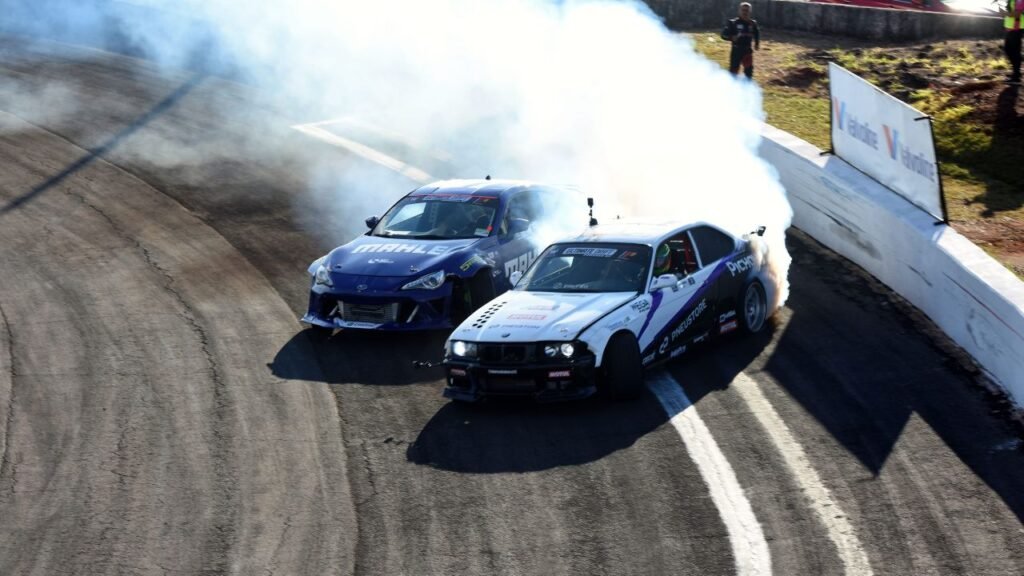 Márcio Kabeça,piloto de Penha,Campeonato Brasileiro de Drift,Ultimate Drift,drift em Santa Catarina,automobilismo brasileiro,etapa de Londrina,Autódromo Internacional Ayrton Senna,campeão de drift,categoria Master,categoria Pro,ranking Ultimate Drift,Juninho Kabeça,drift no Brasil,competição de drift,esporte a motor,piloto catarinense,Balneário Camboriú,temporada 2026 do drift