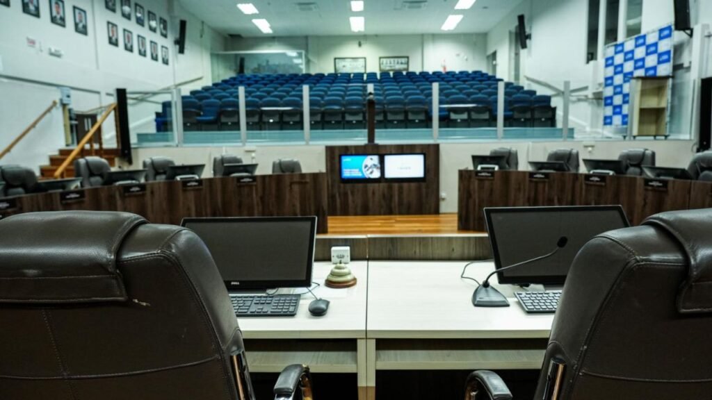Câmara de Balneário Camboriú,sessão da Câmara,projetos de lei em Balneário Camboriú,Legislativo municipal,Programa IPTU Lixo Zero,Código de Obras e Edificações,Programa Jovem Cidadão BC,utilidade pública,Associação Desportiva Real Madrid BC,vereadores de Balneário Camboriú,pauta da sessão,fiscalização de bebidas adulteradas,política municipal,Câmara de Vereadores de BC,projetos em discussão,plenário Walter Eilers,notícias de Balneário Camboriú,legislação municipal